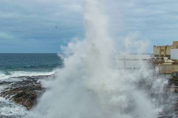 Montañas de agua en la costa de Telde (Foto Antonio Rico)